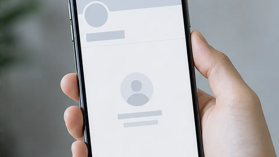 スマートフォンで利用できないSNSプロフィール画面を見る人
