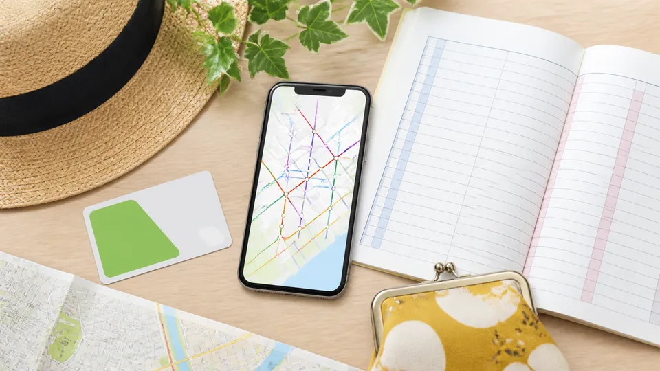 交通系ICカードと経路検索用スマートフォンを並べた机