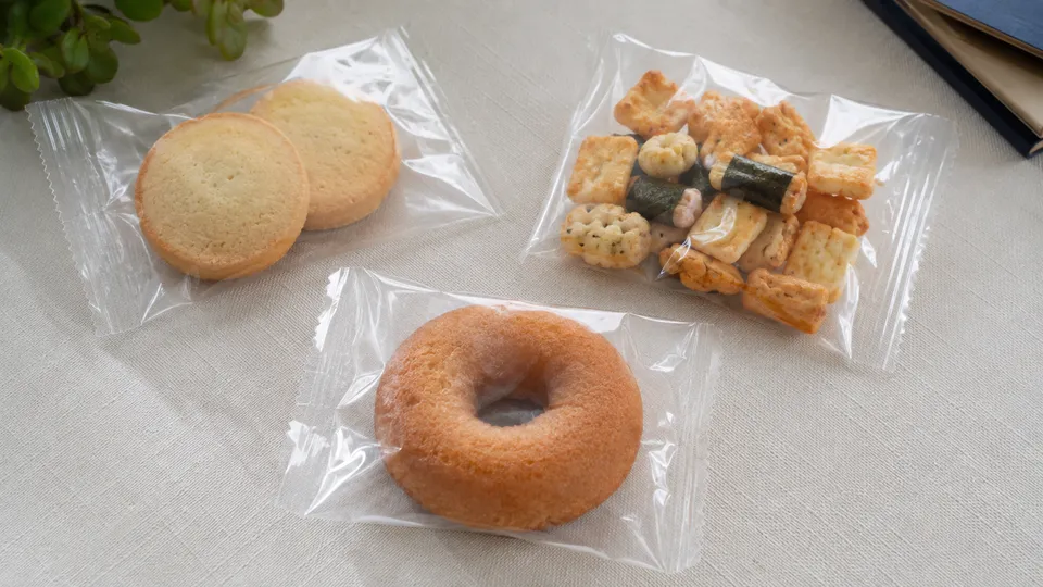 個包装のクッキー、米菓、焼きドーナツを並べた比較イメージ