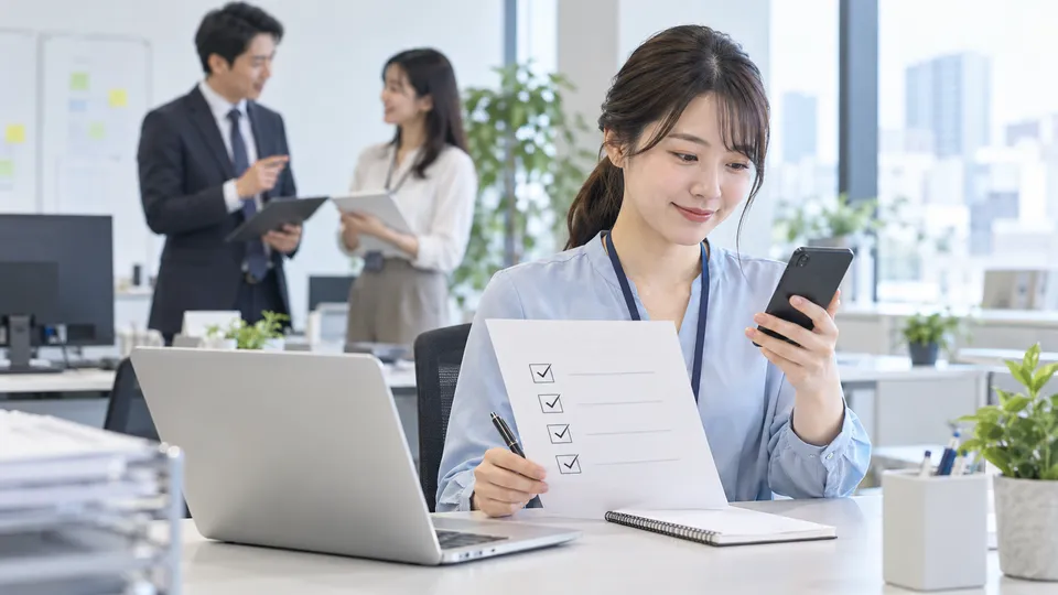 上司の指示を確認し、訂正後の完了報告を落ち着いて送る会社員