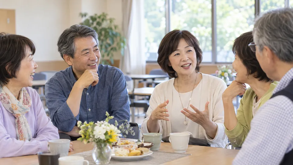 同窓会で穏やかに自己紹介し会話する同級生たち