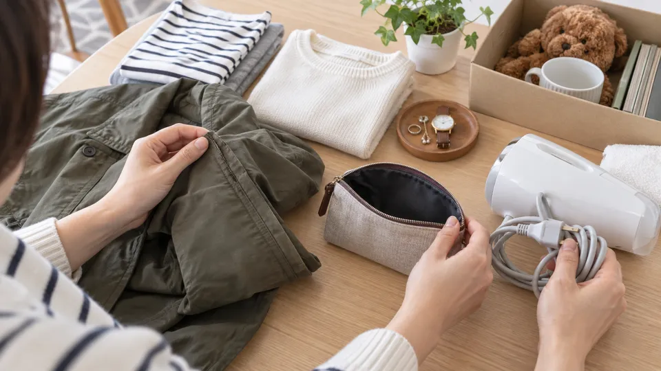 衣類や生活用品の汚れや欠品を持込前に確認する様子