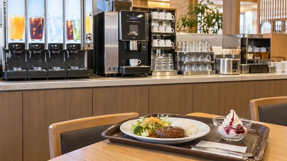 ドリンクバー設備と料理・デザートを載せたトレー