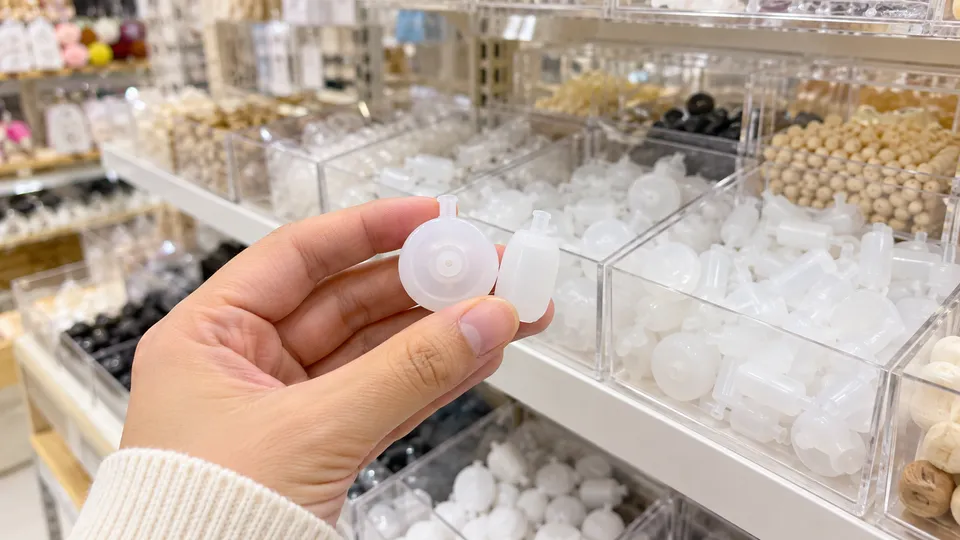 手芸用品売り場で小さなぬいぐるみ材料を探す手元